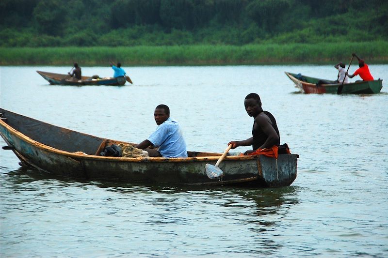 Hommes sur le canal de Kazinga - Parc National Queen Elizabeth - Ouganda