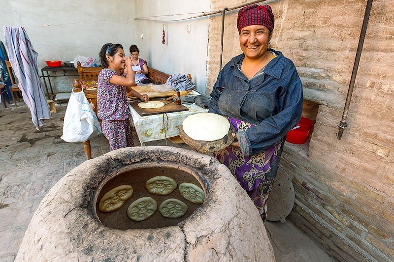 Cuisson du pain à Khiva - Ouzbekistan