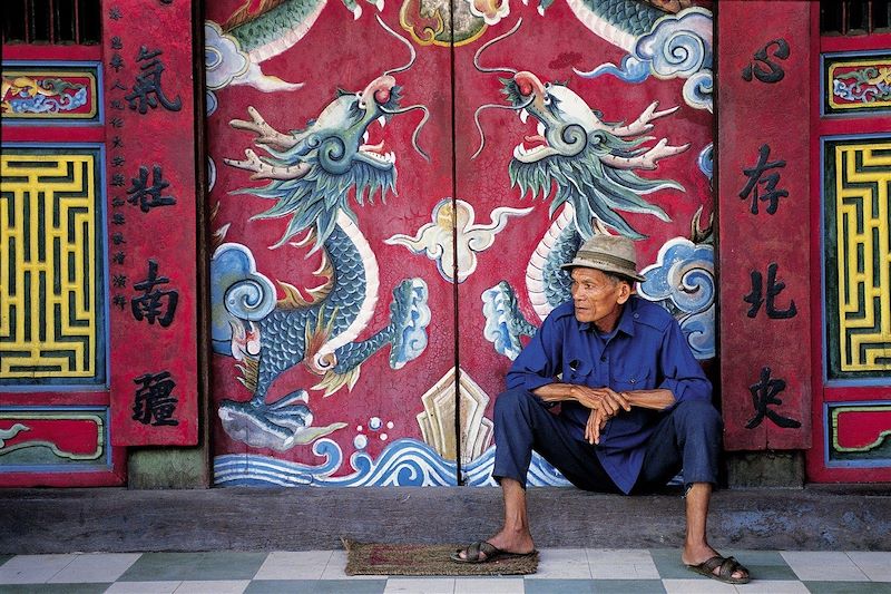 Homme devant le temple Quan Cong - Hoi An - Vietnam