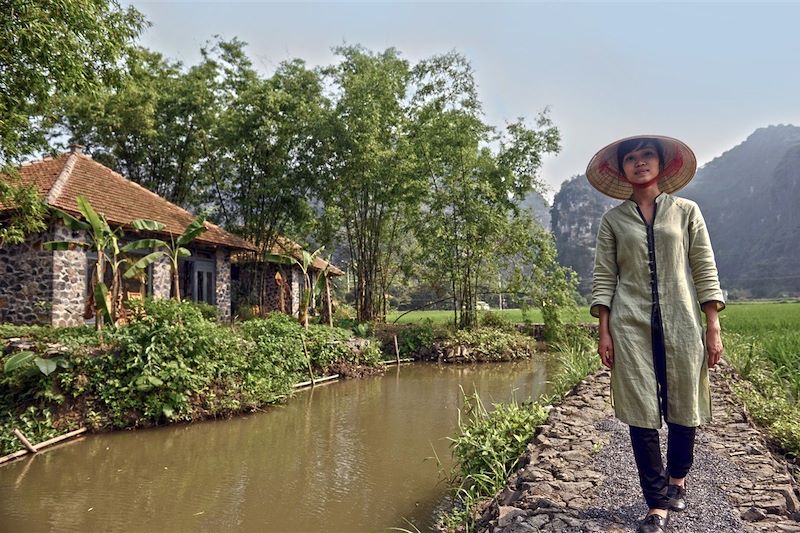 Femme au bord du canal de Tam Coc - Province de Ninh Binh - Vietnam