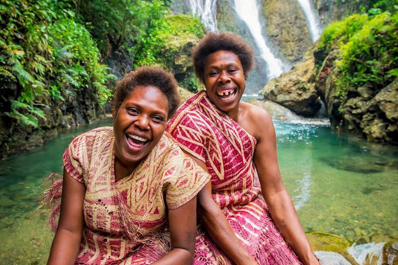 Deux femmes en habits traditionnels sur l'île de Tanna - Vanuatu