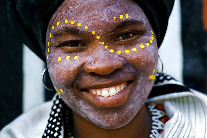 Femme Xhosa à Lesedi - Afrique du Sud