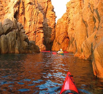 Pagayez de Scandola à Ajaccio à la découverte des plus beaux spots de kayak de la partie nord de l'île de beauté !