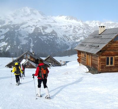 Rando sportive à raquette dans les Alpes du Sud dans des hébergements confortables.