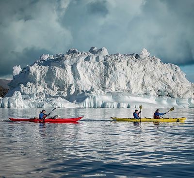 Kayak au Groenland : un voyage d'exception à travers glaciers et icebergs majestueux dans la Baie de Disko 