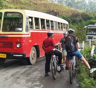 Balade sur les chemins et sentiers des contreforts des Ghats ! C'est au Kerala et c'est en VTT