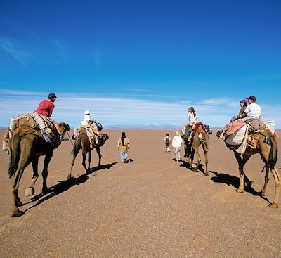 Voyage en famille dans le désert marocain au rythme d'une caravane de chameaux avec nuits à la belle étoile