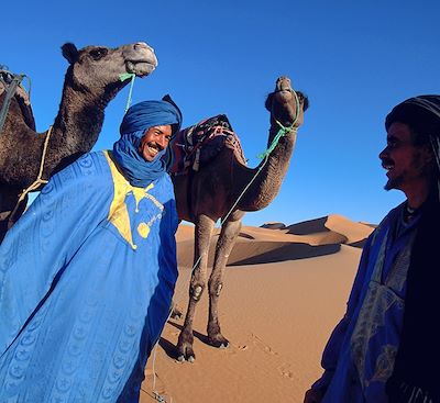 Randonnée au Maroc : Exploration des dunes spectaculaires de l'Erg Chebbi à Merzouga en compagnie d'une caravane de dromadaires