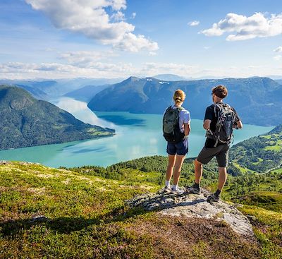 Voyage dans les fjords de Norvège de Bergen à Oslo, à pied, en ferry, et en train. Les plus beaux paysages du sud du pays.