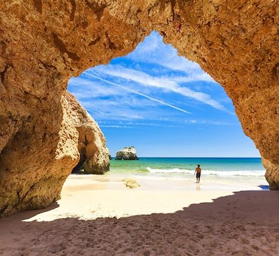 Montagnes, villages, sentiers du littoral, parcs naturels et randonnées. Découvrez l'Algarve sous tous les angles !