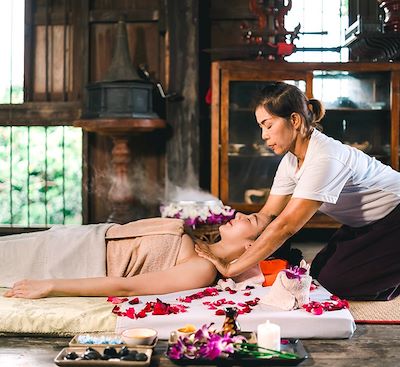 Découverte de Bangkok, stage de massage traditionnel à Udon Thani, aperçu de l'Isan et bien-être sur l'île de Koh Samet