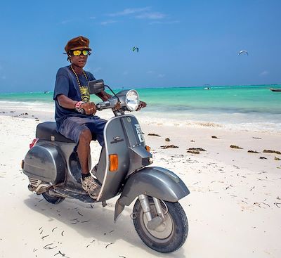 Découvrez Zanzibar en Vespa, de l'envoutante cité de Stone Town aux douces plages de Jambiani... une dolce vita africaine !