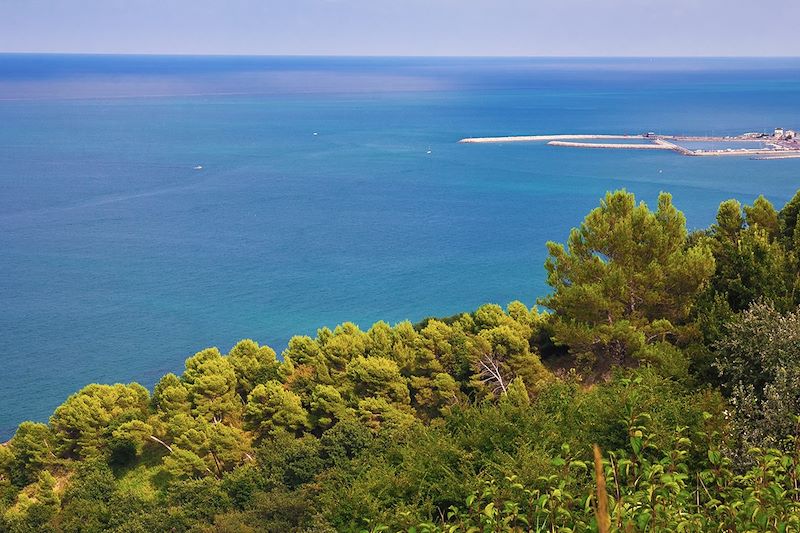 Vue sur l'Adriatique - Voyage en train entre Milan et Brindisi