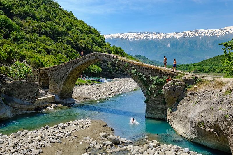 Circuit au sud de l’Albanie alternant balades, baignades, visites et rencontres, entre la Riviera et son arrière-pays vallonné 