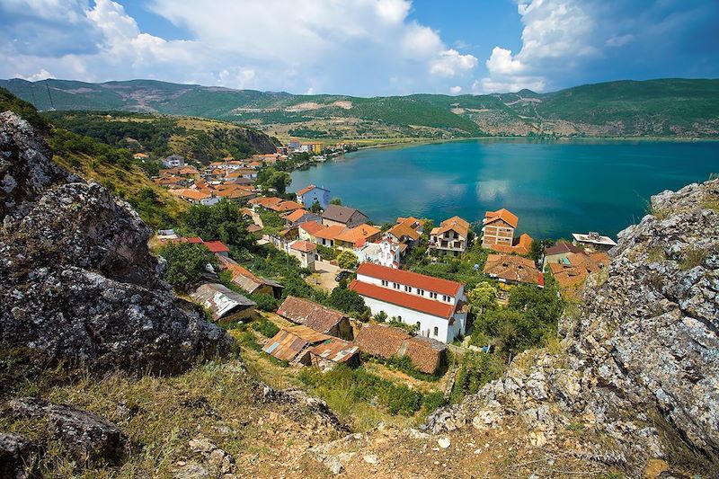 Vue sur le Village de Lin et le lac d'Ohrid - Albanie