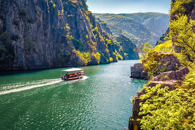 Un road trip à travers les Balkans entre montagnes sauvages, lacs cristallins, randonnées et villes au riche patrimoine.