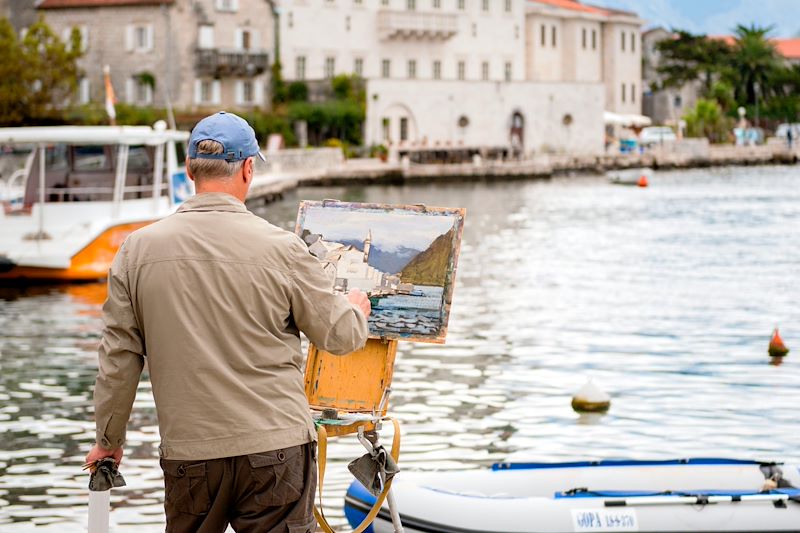 Artistes peignant la vue vers l'église Saint-Nicolas - Perast - Montenegro