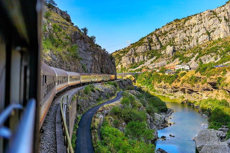 Train dans les montagnes du Monténégro