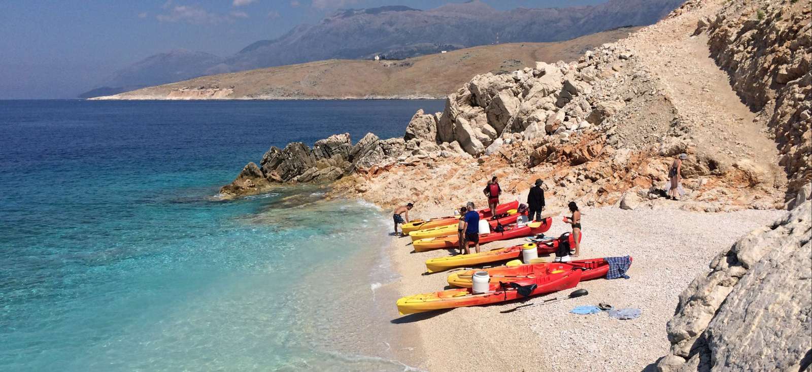 Voyage sur l'eau : Albanie : Et au milieu coule la Riviera ...