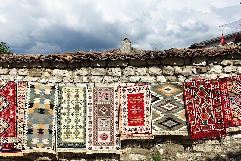 Tapis étendus à Berat - Préfecture de Berat - Albanie