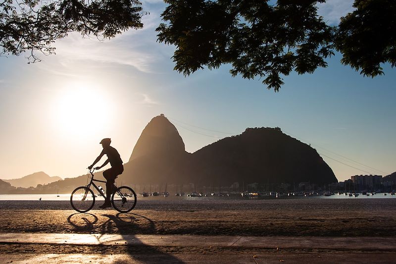 Cycliste le long d'une plage de Rio de Janeiro - Brésil