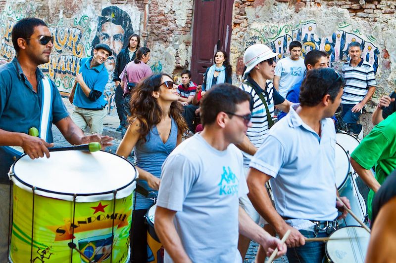 Orchestre de rue dans le quartier de San Telmo - Buenos Aires - Argentine