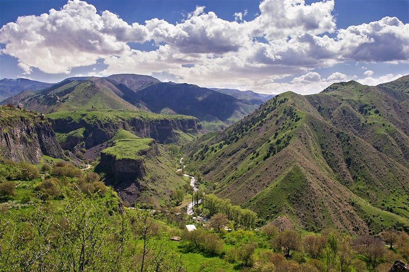 Vue sur la vallée de l'Azat depuis le temple Garni - Réserve d'État de la forêt de Khosrov - Arménie