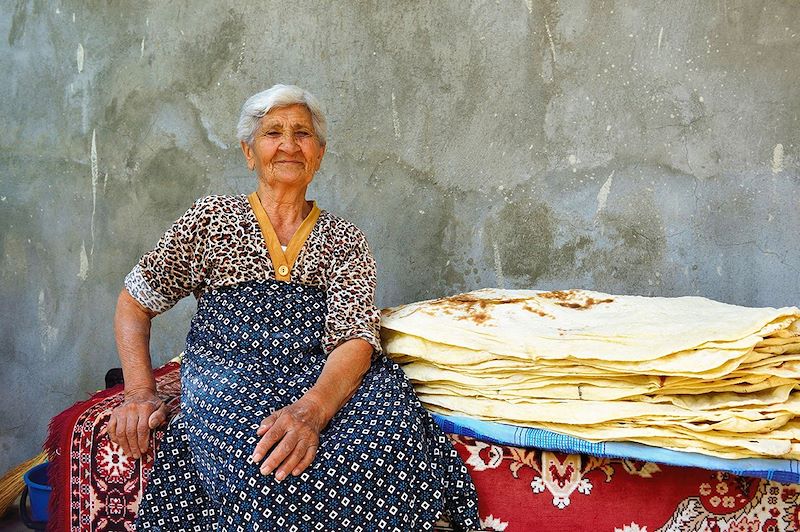 Femme ayant préparé du pain lavash - Arménie