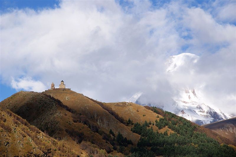 L'église de la Trinité de Guerguéti et le mont Kazbek - Géorgie