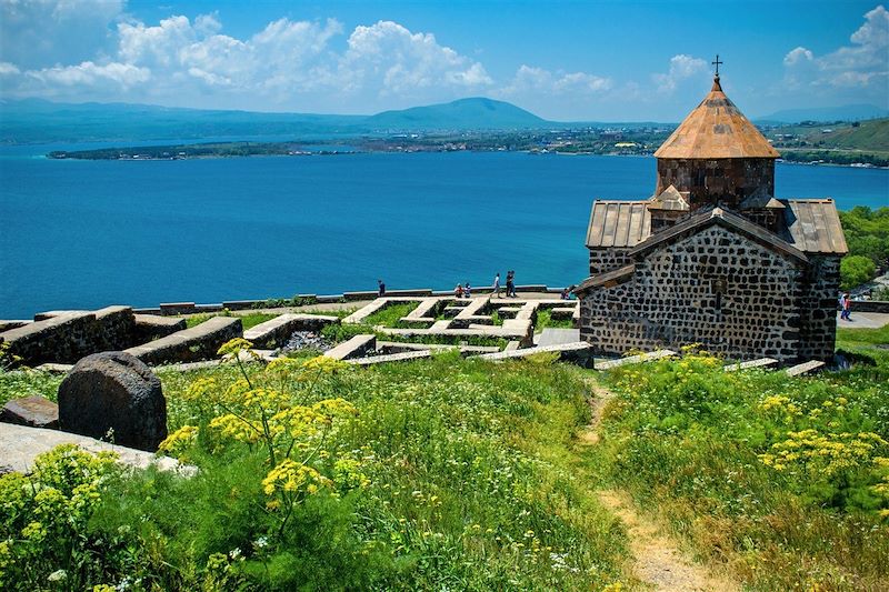 Église Sourp Arakelots devant le lac Sevan - Sevanavank - Région de Gegharkunik - Arménie