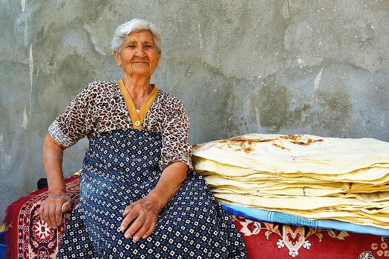 Femme ayant préparé du pain lavash - Arménie