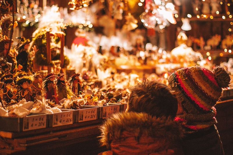 Enfants à un marché de Noël