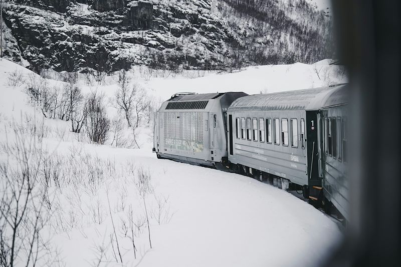 Train dans un paysage enneigé