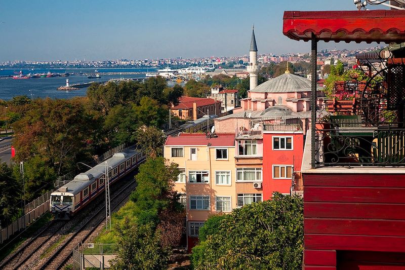 Train près de la mosquée Küçük Aya Sofya - Instanbul - Région de Marmara - Turquie