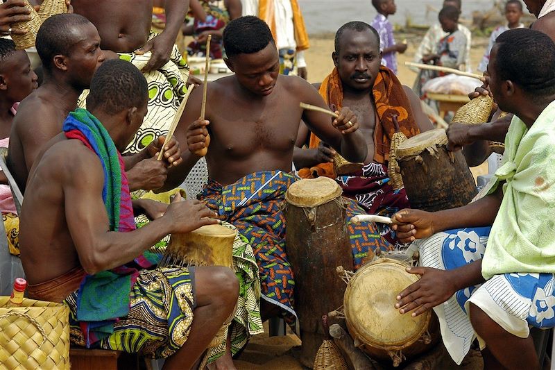Musiciens jouant des percussions sur la plage - Grand Popo - Bénin