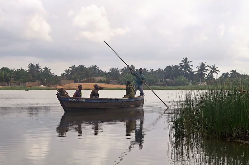 En pirogue à Grand Popo - Département du Mono - Bénin