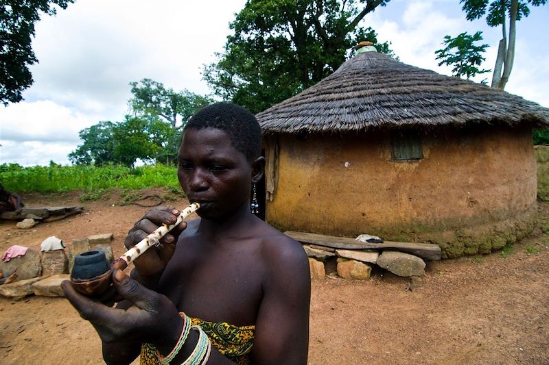 Femme Somba fumant la pipe traditionnelle - Atakora - Bénin