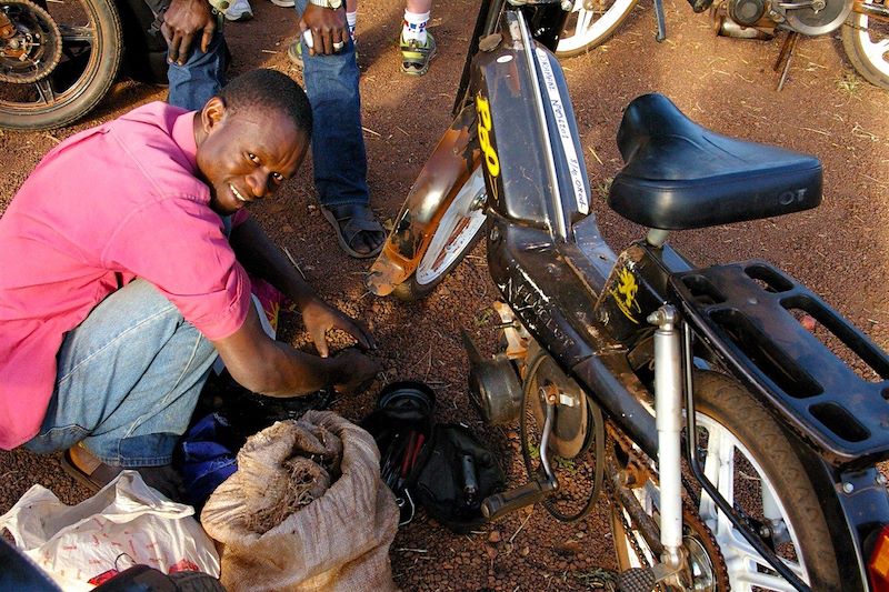 Le pays sénoufo à mobylette