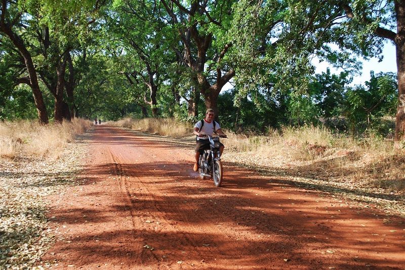 Le pays sénoufo à mobylette