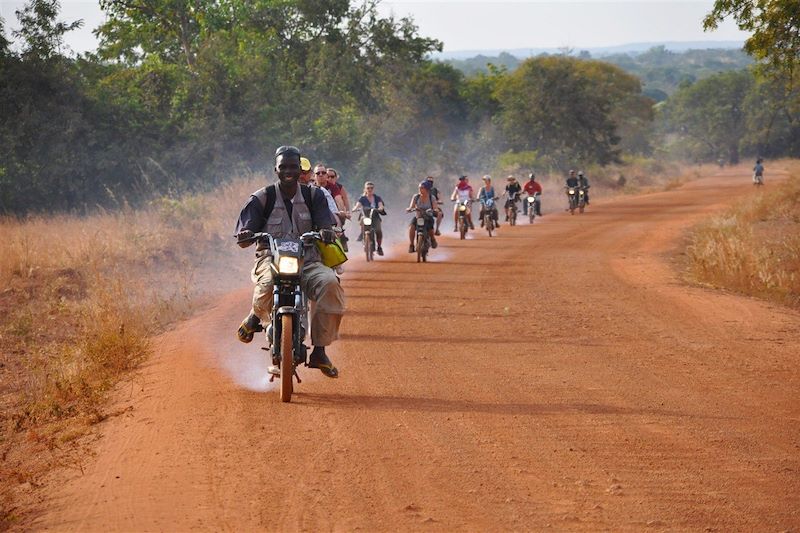 Le pays sénoufo à mobylette