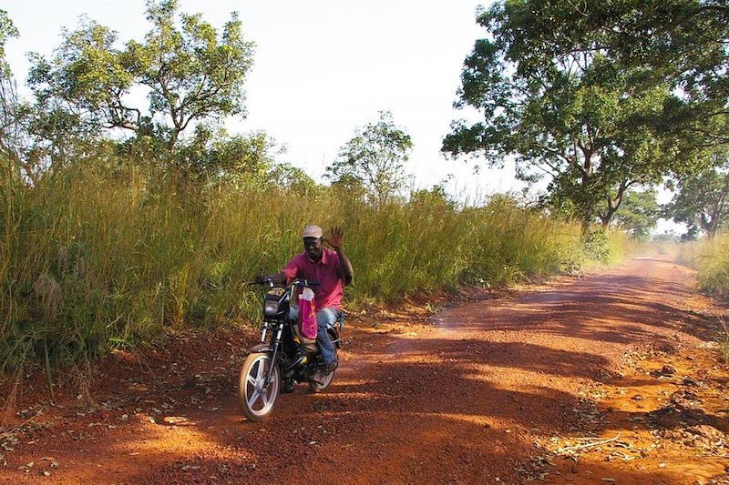 Le pays sénoufo à mobylette