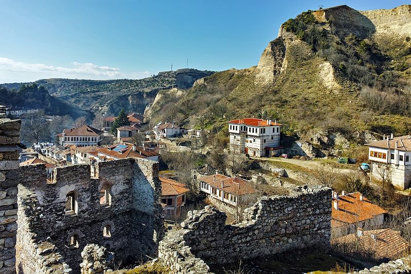 Vue sur la ville et les ruines de la forteresse byzantine de Melnik - Bulgarie