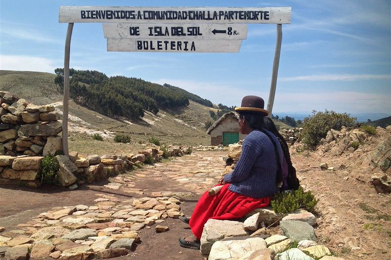 Femmes sur un muret à Isla Del Sol - Province de Manco Kapac - Département de La Paz - Bolivie