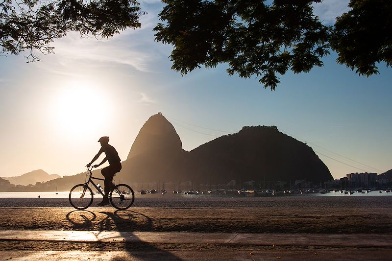 Cycliste le long d'une plage de Rio de Janeiro - Brésil