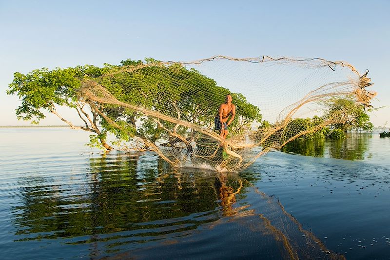 Pêcheur sur le Rio Negro - Amazonie - Brésil
