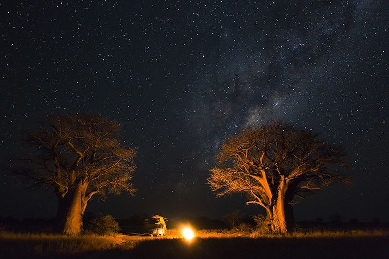Campement avec 4x4 et tente sur le toit à Baines Baobab - Botswana
