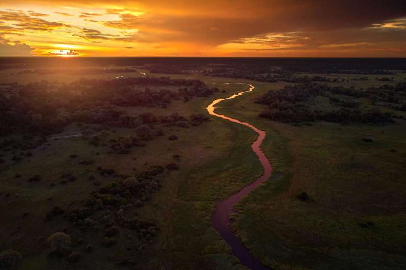 Coucher de soleil sur le fleuve Khwai dans la forêt de Moremi - Botswana