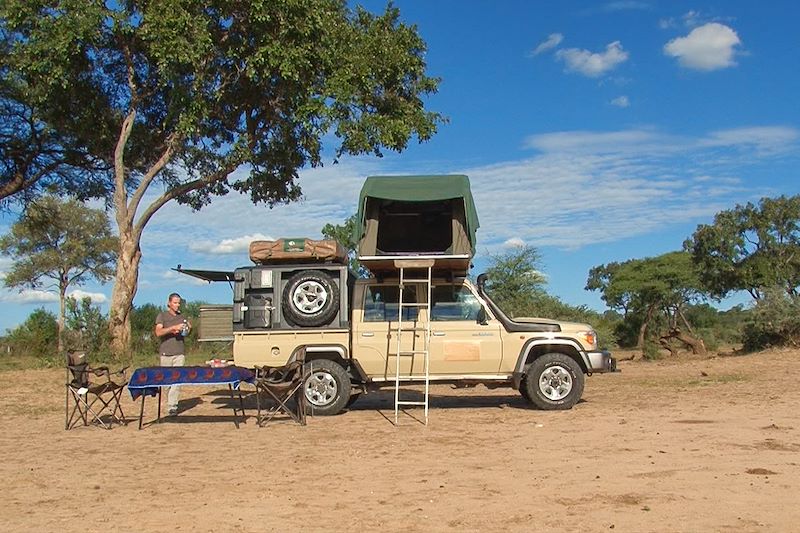 4x4 avec tente sur le toit au Botswana