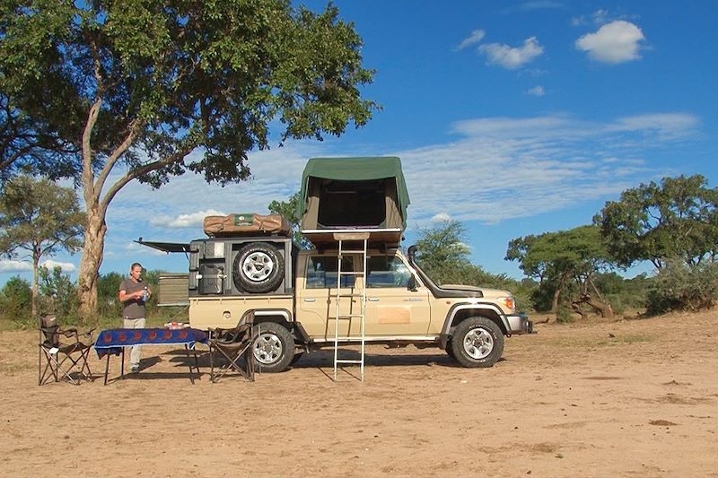 4x4 avec tente sur le toit au Botswana