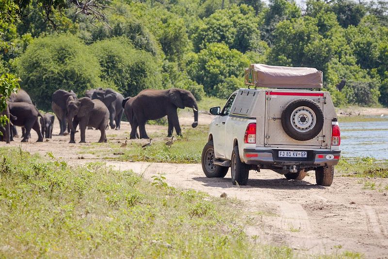 En 4x4 sur les rives de la rivière Chobe - Botswana